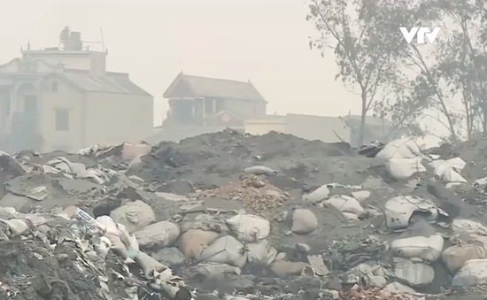 Bắc Ninh: Tái diễn tình trạng đổ xỉ thải trộm ở làng tái chế nhôm Mẫn Xá
