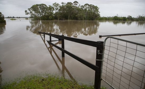 Lũ lụt giảm bớt, bang lớn nhất Australia hứng chịu thiệt hại từ sóng to, gió lớn