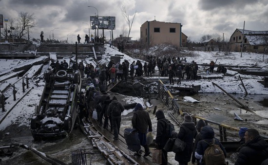 Những thường dân đầu tiên sơ tán qua hành lang an toàn ở Ukraine