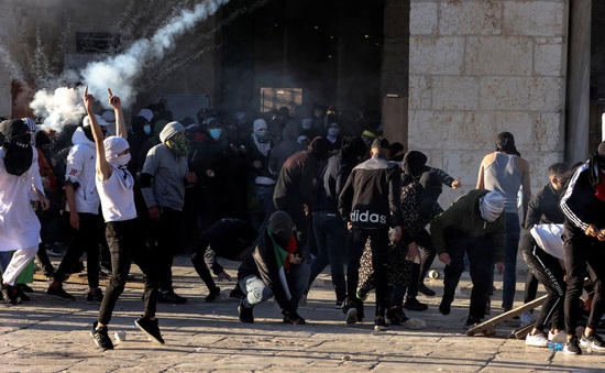 Người Palestine đụng độ với cảnh sát Israel tại thánh địa Jerusalem, hơn 150 người bị thương