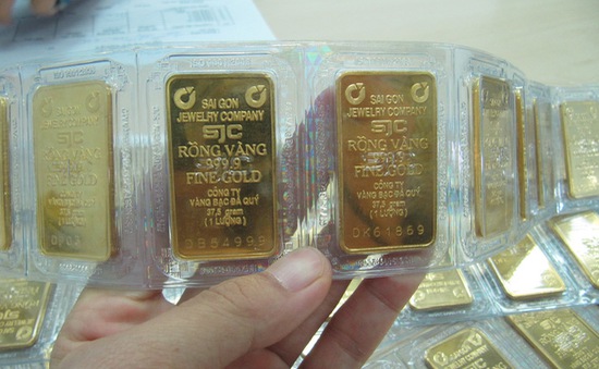 Giá vàng “bốc hơi” 400.000 đồng mỗi lượng