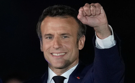 Người dân tại Pháp chào đón chiến thắng của Tổng thống tái đắc cử Macron
