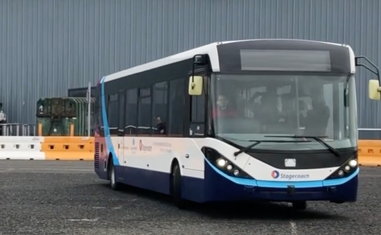 Xe bus tự lái đầu tiên của Anh đi thử nghiệm trên đường ở Scotland