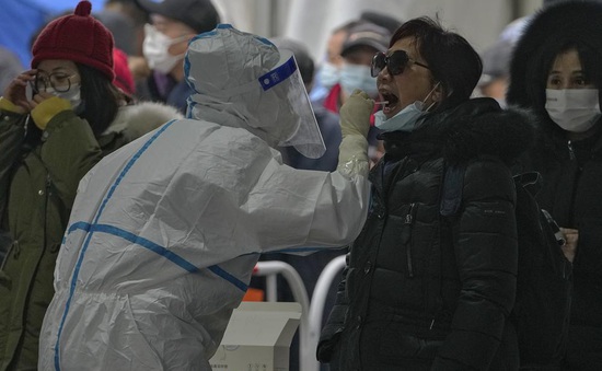 Bắc Kinh chạy đua để phát hiện nhiễm ca mắc COVID-19, Thượng Hải tiếp tục phong tỏa