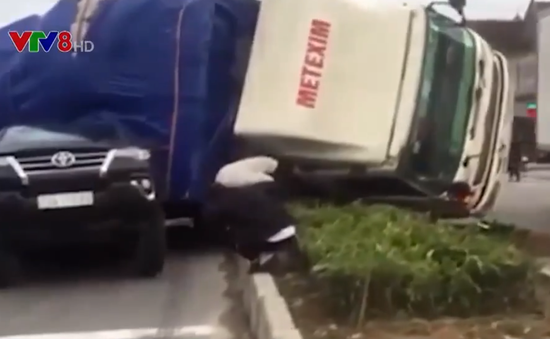Hà Tĩnh: Xe tải tông ô tô 7 chỗ rồi lật nghiêng giữa quốc lộ