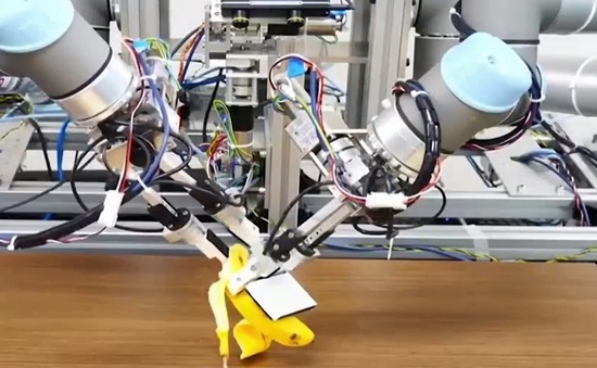 Robot bóc vỏ chuối do Nhật Bản phát triển