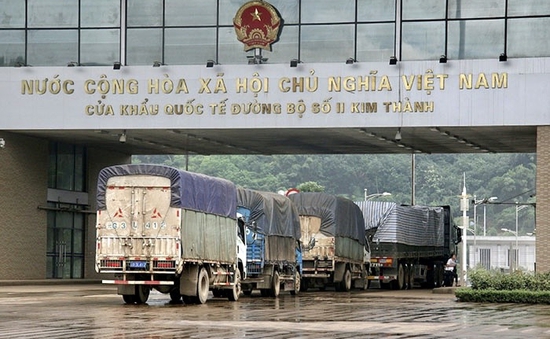 Trên 100 xe hàng thông quan qua cửa khẩu Lào Cai mỗi ngày