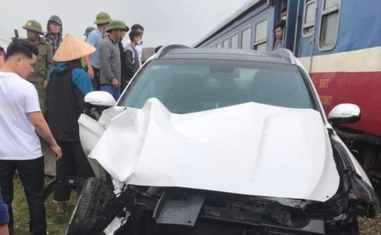 5 người ngồi trong ô tô thoát nạn khi bị tàu hỏa tông xuống ruộng