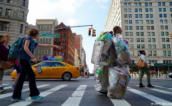 Người đàn ông "mặc rác" trong 30 ngày nhằm nâng cao nhận thức môi trường