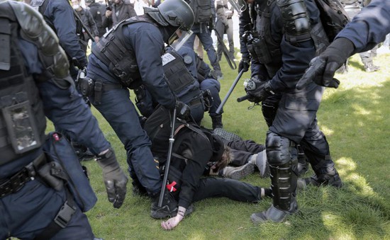 Pháp: Đập phá và hỗn loạn phá hỏng các cuộc diễu hành kỷ niệm 1/5