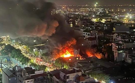 Cháy lớn dãy nhà tạm trên đường Lạc Long Quân, Hà Nội
