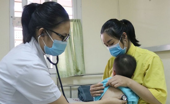 Trẻ nhập viện tăng mạnh, bác sĩ lưu ý những sai lầm của bố mẹ khi hạ sốt cho trẻ