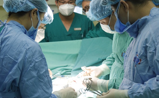 Phẫu thuật lấy thai cho sản phụ mắc ung thư cổ tử cung