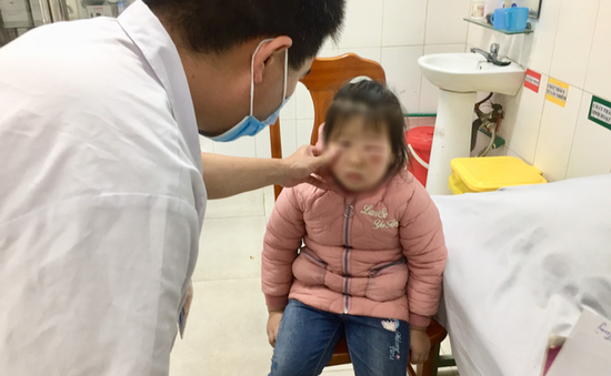 Người nhà dùng lá trầu không rửa mắt, bé 6 tuổi phải nhập viện