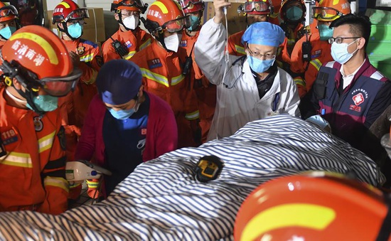 Vụ sập tòa nhà tại Trung Quốc: Nạn nhân thứ 9 còn sống sót được cứu