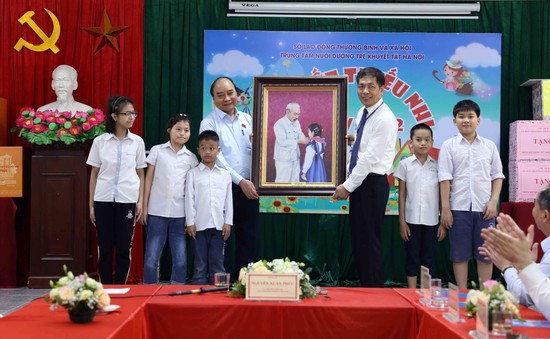 Chủ tịch nước Nguyễn Xuân Phúc thăm, tặng quà trẻ khuyết tật