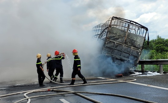 Ô tô chở dầu nhớt cháy ở cao tốc Trung Lương gây thiệt hại 2  tỷ đồng