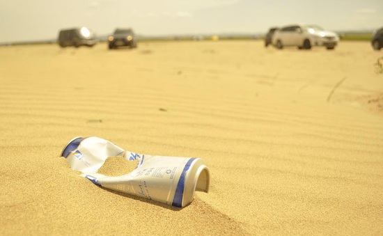 Trào lưu dã ngoại và bãi rác thải ngày càng mở rộng trên sa mạc