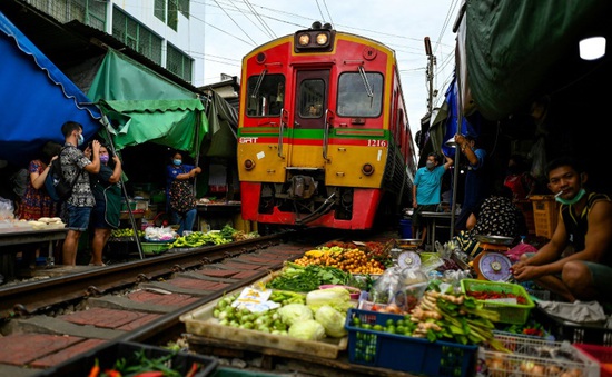 Người buôn bán, khách thăm quan tấp nập trở lại tại chợ đường tàu Mae Klong
