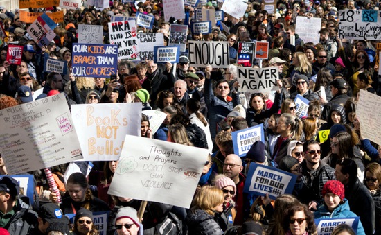 Hàng chục nghìn người tuần hành phản đối bạo lực súng đạn ở Mỹ