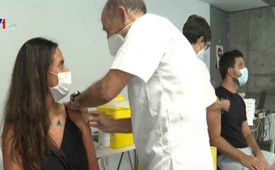 Tây Ban Nha tiêm vaccine mũi 4 cho toàn dân