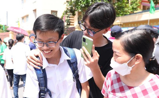 Phụ huynh, học sinh thở phào sau môn thi cuối cùng kỳ thi vào lớp 10 của Hà Nội