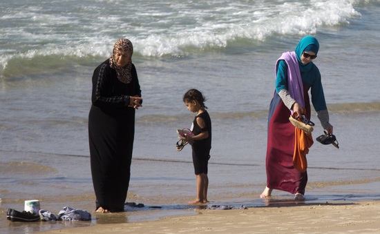 Tòa án Pháp cấm quần áo tắm dành cho phụ nữ theo đạo Hồi ở hồ bơi công cộng Grenoble