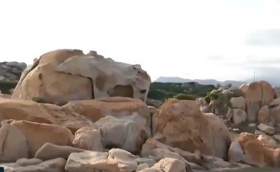 Kỳ thú công viên đá giữa khu dự trữ sinh quyển Núi Chúa