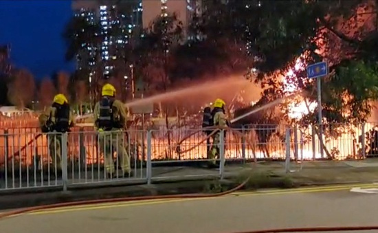 20.000 hộ dân ở Hong Kong (Trung Quốc) bị mất điện do cháy cầu cáp điện