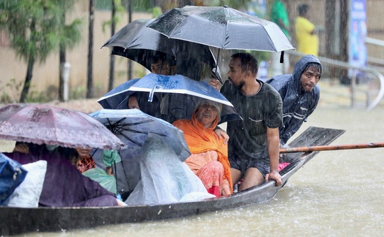 Nỗ lực cứu trợ hàng triệu người mắc kẹt trong lũ lụt tại Bangladesh và Ấn Độ