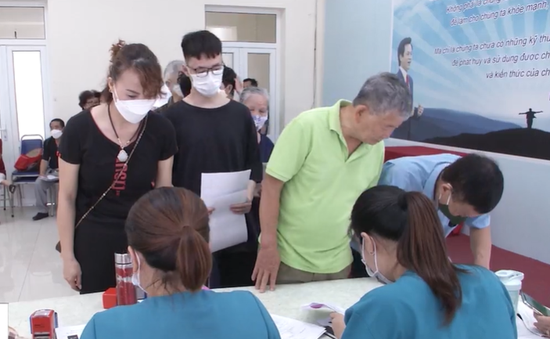 Người dân Hà Nội xếp hàng tiêm mũi 4 vaccine phòng COVID-19