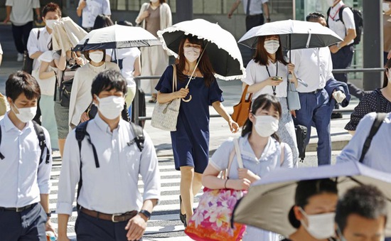 Người dân và doanh nghiệp Nhật Bản chống chọi với nắng nóng, triệt để tiết kiệm năng lượng