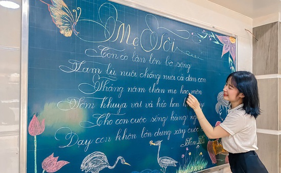Cô giáo khuyết tật viết chữ "đẹp như in" bằng tay trái