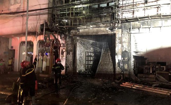 Cháy lớn thiêu rụi 2 căn nhà liền kề ở Quảng Ngãi