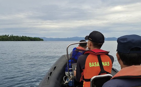 Chìm tàu chở 77 người ở ngoài khơi Indonesia, 13 người mất tích