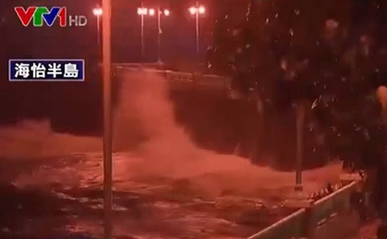 Bão Chaba đổ bộ Hong Kong (Trung Quốc) gây mưa lớn, gió mạnh