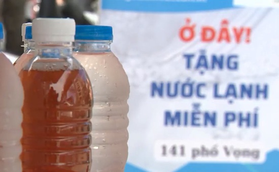 Cây ATM nước mát 'giải khát' cho người lao động ở Hà Nội