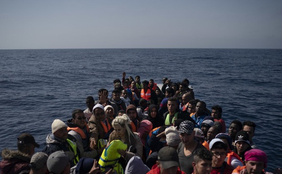Giải cứu 438 người di cư lênh đênh trên biển Địa Trung Hải