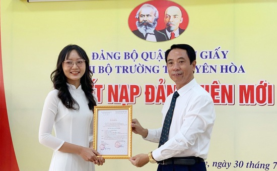 Nữ sinh Hà Nội đỗ 4 trường đại học top đầu được kết nạp Đảng