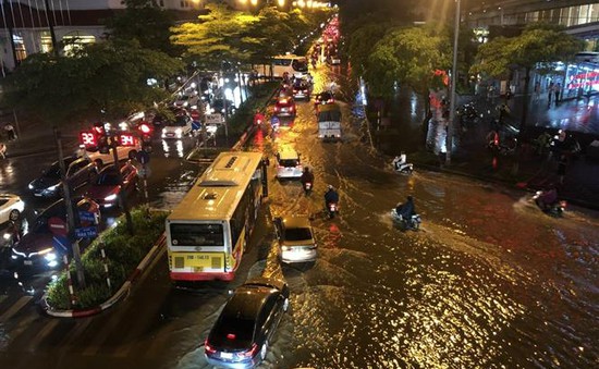 Hà Nội sau mưa lớn chiều tối 5/7: Đường ngập như sông, cây đổ, nhiều xe chết máy