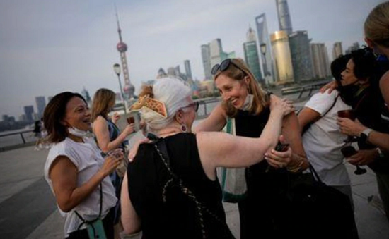 Nhiều người nước ngoài rời Thượng Hải trong làn sóng COVID-19 mới