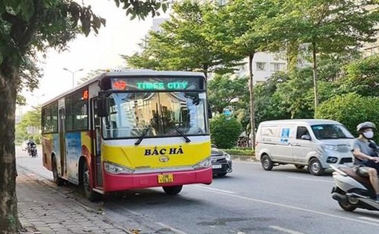 Người Hà Nội lần đầu đi xe buýt điện Xe rất êm nhẹ nhàng