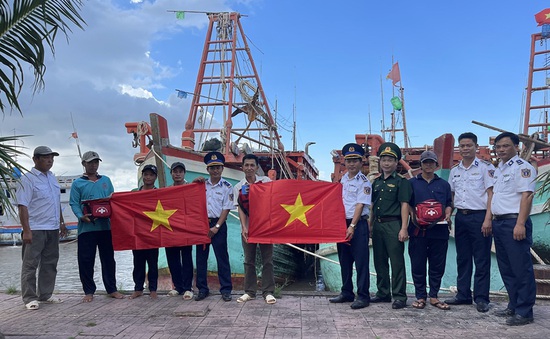 Vùng Cảnh sát biển 4 tặng 4.000 lá cờ Tổ quốc cho ngư dân Cà Mau