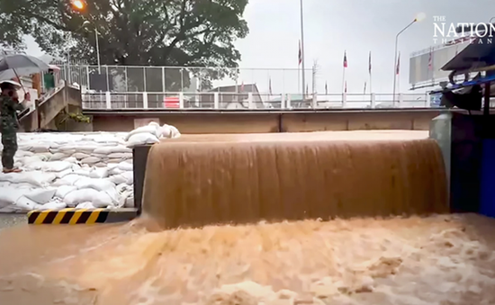 Thị trấn biên giới Thái Lan - Myanmar ngập nặng do vỡ đê sông Sai