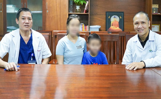 "Hồi sinh" trái tim mắc bệnh lý phức tạp, cứu sống bé trai 8 tuổi người Lào