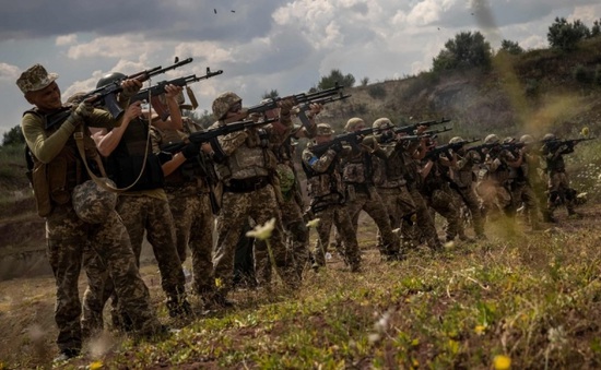 EU xem xét thành lập phái bộ huấn luyện cho quân đội Ukraine