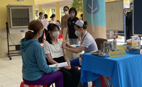 TP Hồ Chí Minh tiêm vaccine COVID-19 cho học sinh bằng xe lưu động