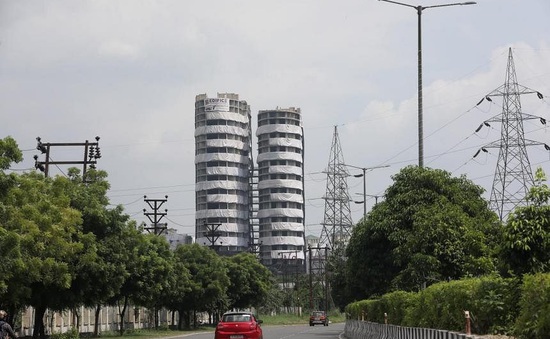 Ấn Độ phá hủy 2 tòa nhà chọc trời xây dựng trái phép