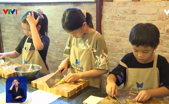 Lớp học nấu ăn miễn phí dành cho trẻ em tại chợ Đồng Xuân (Hà Nội)
