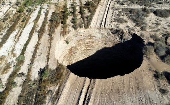 Hố tử thần khổng lồ rộng 32 mét xuất hiện ở Chile